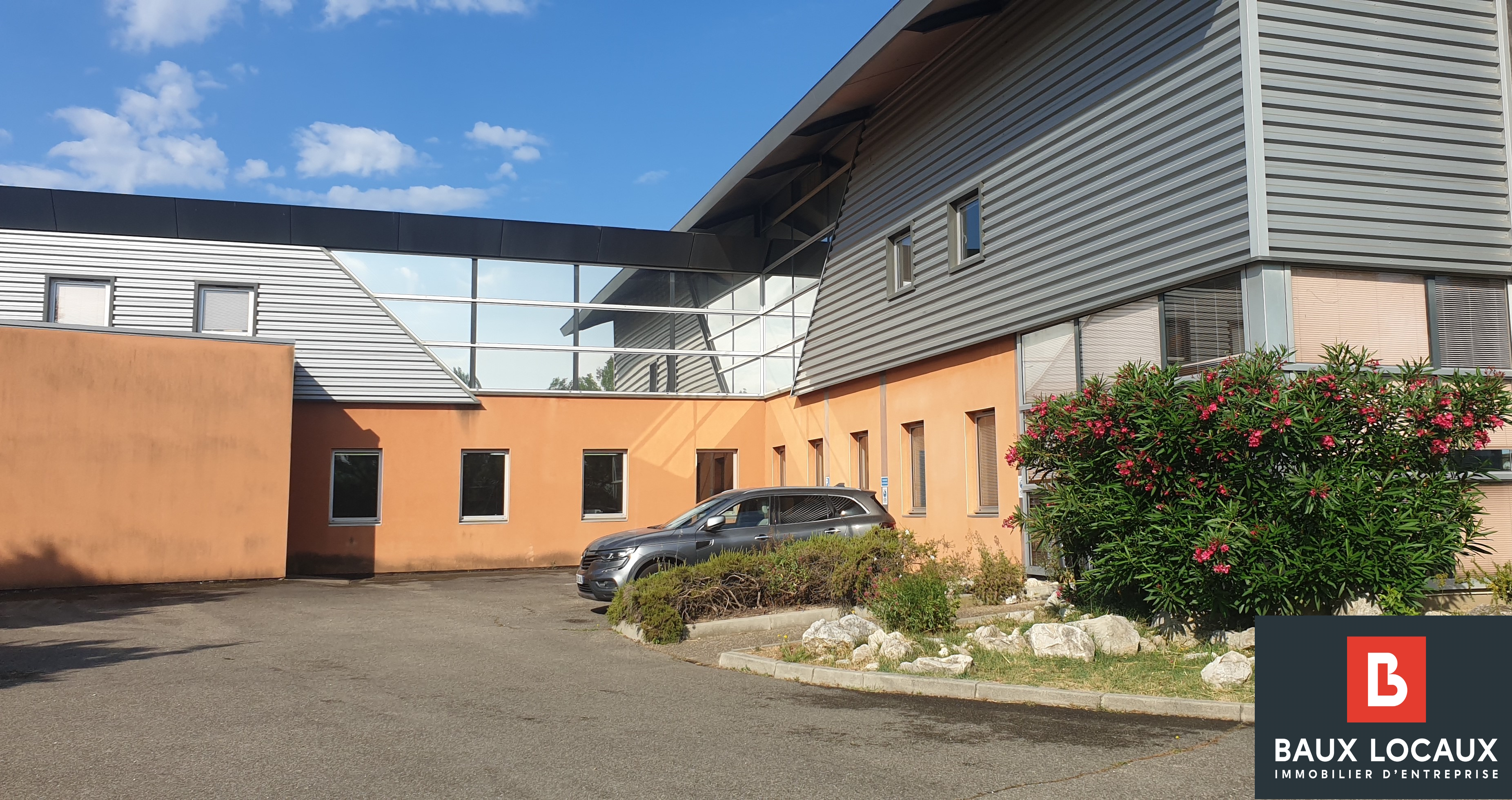 VENTE BATIMENT INDUSTRIEL 2 700M² ENTRAIGUES SUR LA SORGUE