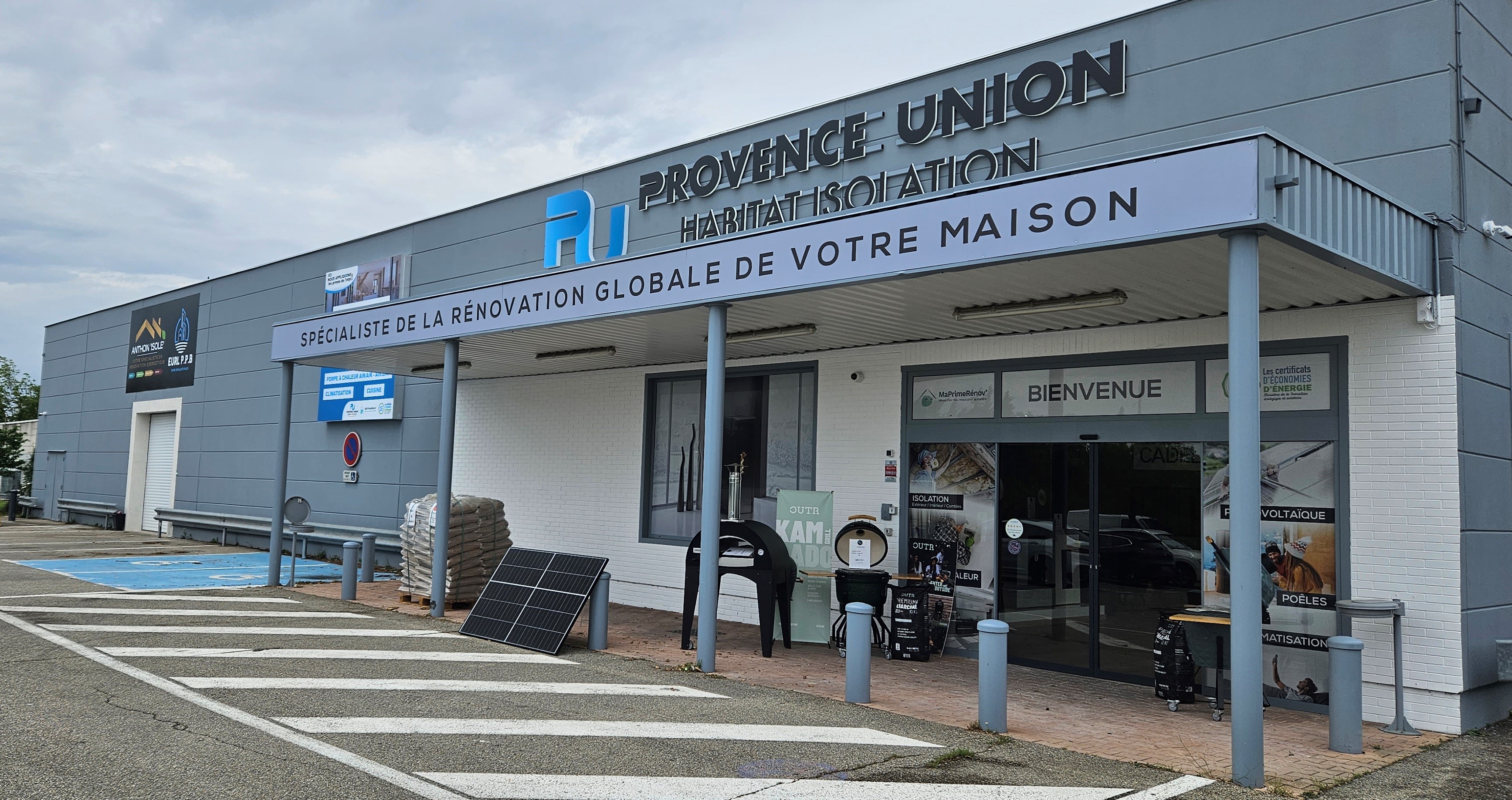 LOCATION LOCAL COMMERCIAL 900M² A MONTEUX 