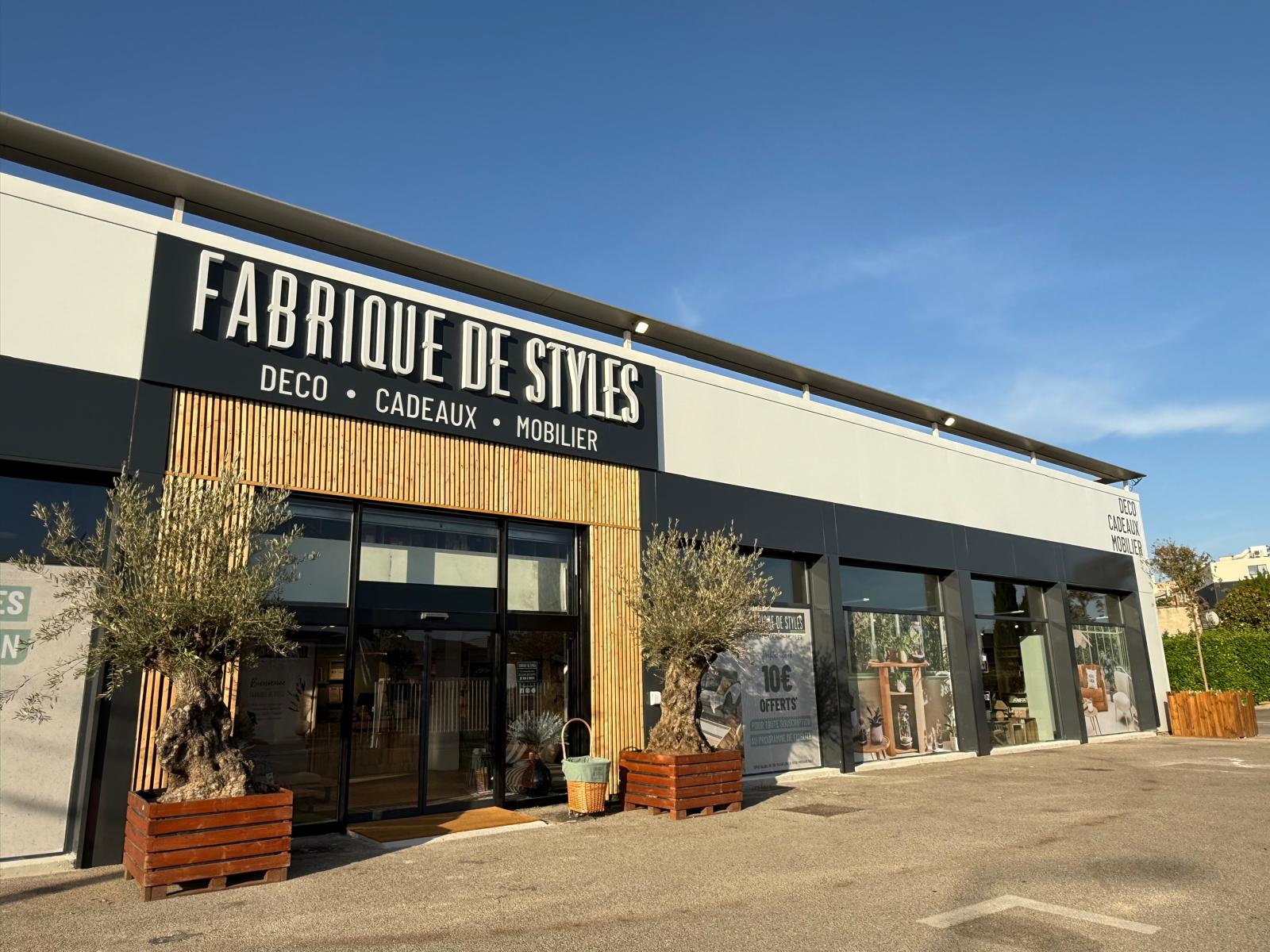 LOCATION LOCAL COMMERCIAL 800M² SALON DE PROVENCE