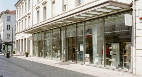 Achat et vente local commercial emplacement premium avec Baux Locaux