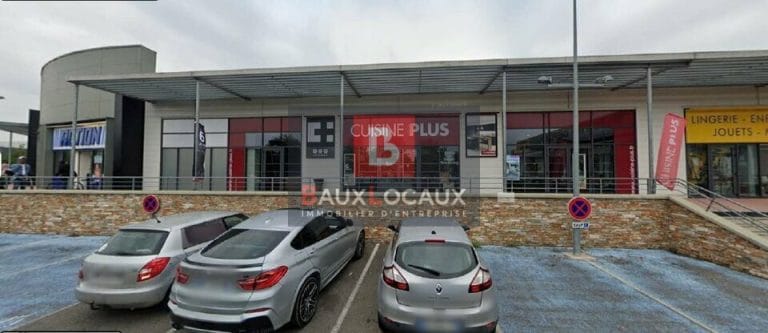 Locaux commerciaux à louer à Nimes de 496 m²