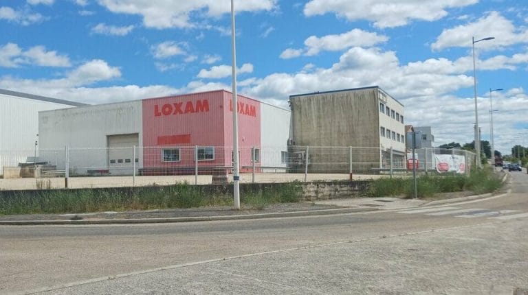 Locaux commerciaux à louer à Ales de 900 m²