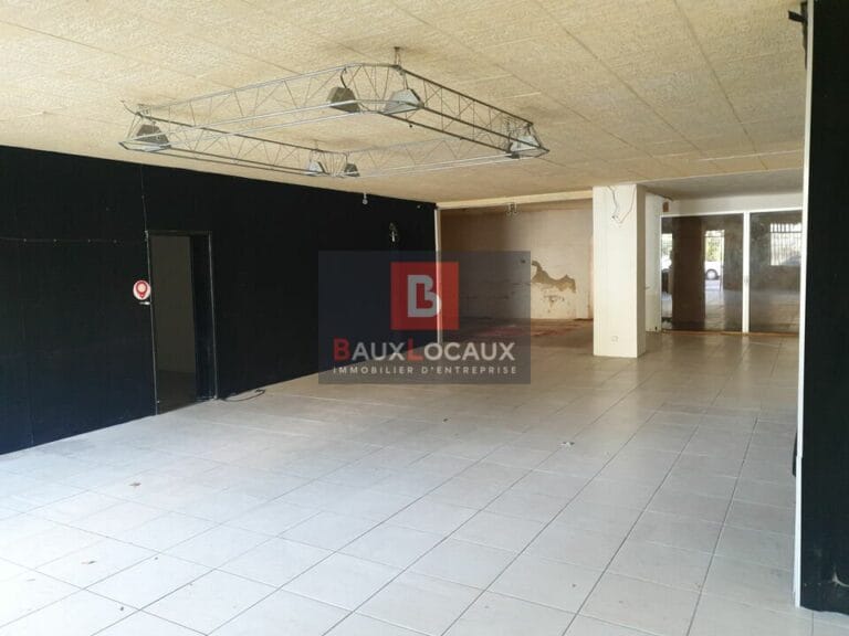 Locaux commerciaux à louer à Salon De Provence de 215 m²